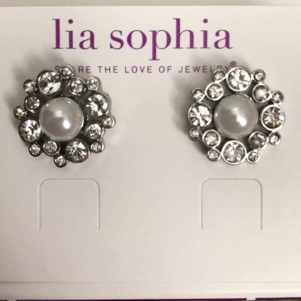 *DOWNSIZING*MAKE AN OFFER* nestled earrings